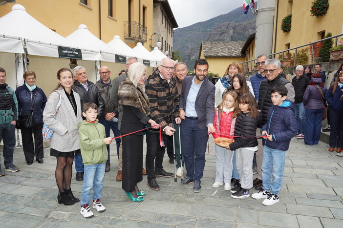 Il taglio del nastro del Marché au Fort 2024 Il taglio del nastro del Marché au Fort 2024