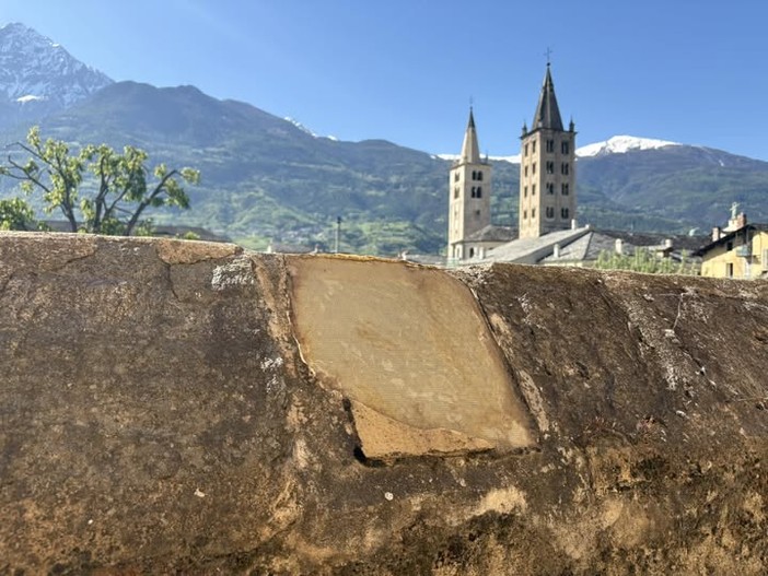 La copia della 'pietra dell'immunità' non c'è più (photo credit Mauro Caniggia Nicolotti)