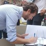 Jacques Martinet durante un firmacopie del suo volume