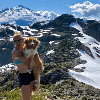 Kalie McCrystal con il suo cane nel 2020 (immagine da profilo FB)
