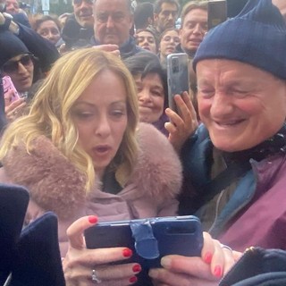 Folla di simpatizzanti e curiosi ad Aosta per Giorgia Meloni