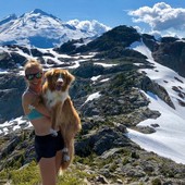 Kalie McCrystal con il suo cane nel 2020 (immagine da profilo FB)