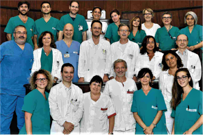 Il professo Salizzoni (al centro) con lo staff medico al completo