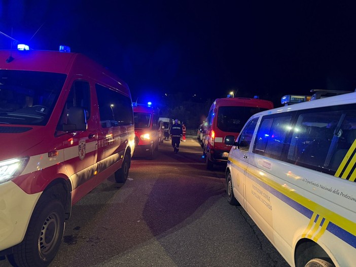 Valanga a Rhêmes, quasi 250 gli evacuati e strada regionale chiusa nella notte Valanga a Rhêmes, quasi 250 gli evacuati e strada regionale chiusa nella notte