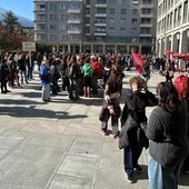 Aosta, 300 studenti in corteo contro il riarmo e per la scuola