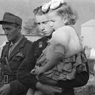 Mario Minuzzo con in braccio la figlia di Lexert