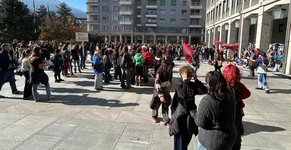Aosta, 300 studenti in corteo contro il riarmo e per la scuola Aosta, 300 studenti in corteo contro il riarmo e per la scuola