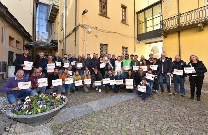 Châtillon, premiati i vincitori del 31esimo Concorso mieli della Valle d'Aosta Châtillon, premiati i vincitori del 31esimo Concorso mieli della Valle d'Aosta