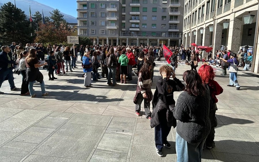 Aosta, 300 studenti in corteo contro il riarmo e per la scuola Aosta, 300 studenti in corteo contro il riarmo e per la scuola