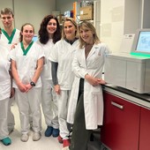 Da sn i tecnici di laboratorio Franca Bianchi, Nicolas Charbonnier, Martina Zanoni; le biologhe molecolari Florida Damasco e Francesca Borney; la dottoressa Patrizia Falcone, Direttrice Medicina di Laboratorio Da sn i tecnici di laboratorio Franca Bianchi, Nicolas Charbonnier, Martina Zanoni; le biologhe molecolari Florida Damasco e Francesca Borney; la dottoressa Patrizia Falcone, Direttrice Medicina di Laboratorio