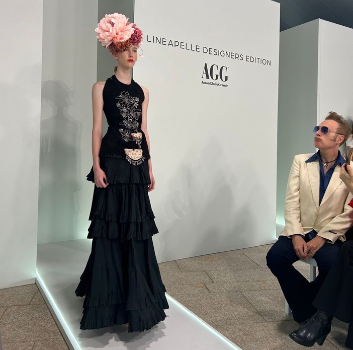 Anton Giulio Grande omaggia Frida Kahlo: la nuova collezione Spring/Summer 2026 debutta a Milano Anton Giulio Grande omaggia Frida Kahlo: la nuova collezione Spring/Summer 2026 debutta a Milano