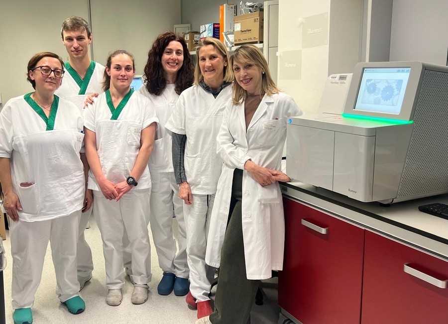 Da sn i tecnici di laboratorio Franca Bianchi, Nicolas Charbonnier, Martina Zanoni; le biologhe molecolari Florida Damasco e Francesca Borney; la dottoressa Patrizia Falcone, Direttrice Medicina di Laboratorio