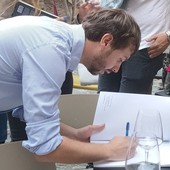 Jacques Martinet durante un firmacopie del suo volume