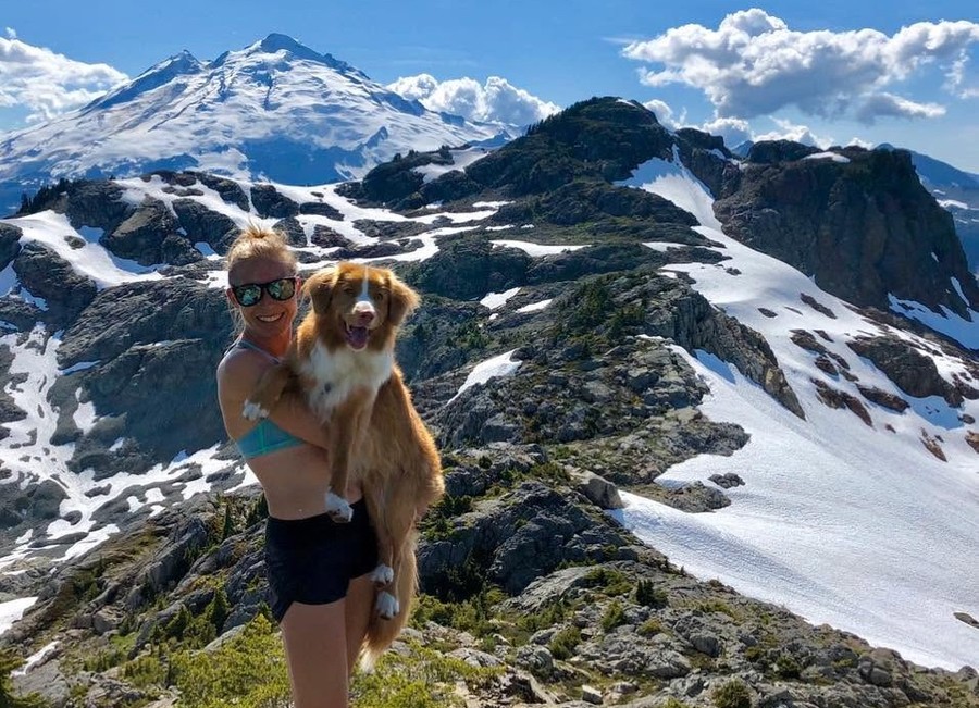 Kalie McCrystal con il suo cane nel 2020 (immagine da profilo FB)