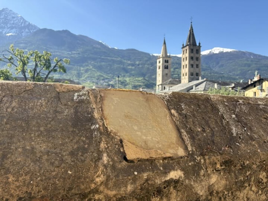 La copia della 'pietra dell'immunità' non c'è più (photo credit Mauro Caniggia Nicolotti)