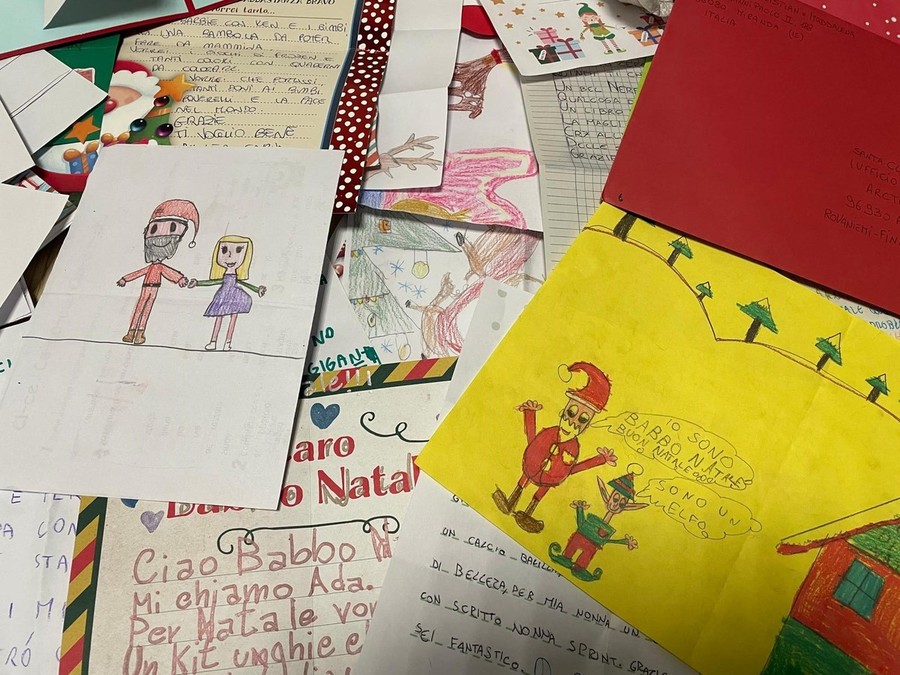 Migliaia di lettere a Babbo Natale dai bimbi valdostani Migliaia di lettere a Babbo Natale dai bimbi valdostani
