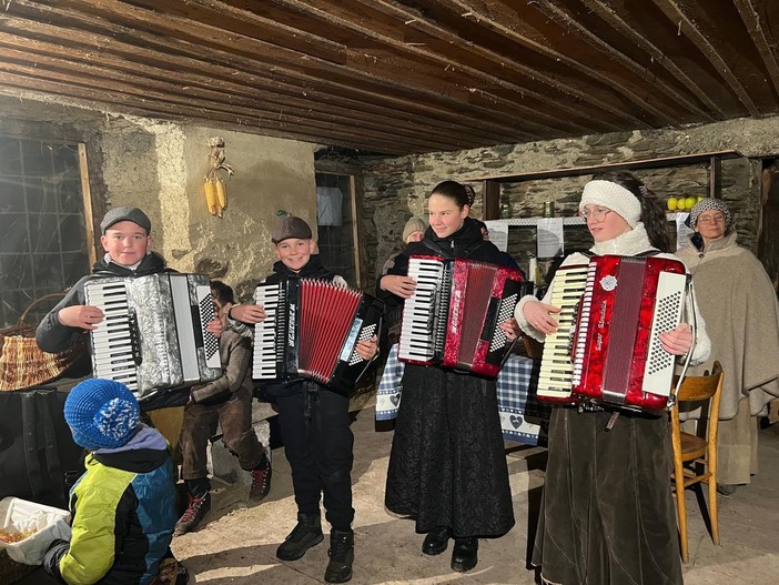 Un momento gioioso in una delle tante Veillà organizzate in Valle (cliccare sull'immagine per avviare la gallery)