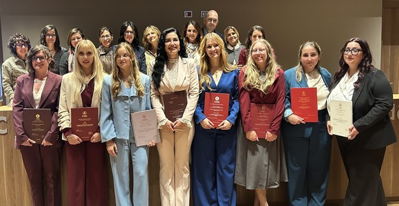 in prima fila da sinistra le laureate Elodie Gard, Nicole Manella, Giulia Lanaro, Gina Crihana, Fabiola Zola, Alessandra Comin, Lucia Brunzu e Laura Gagliotti in prima fila da sinistra le laureate Elodie Gard, Nicole Manella, Giulia Lanaro, Gina Crihana, Fabiola Zola, Alessandra Comin, Lucia Brunzu e Laura Gagliotti