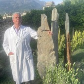 Il dottor Andrea Nicola nel suo 'giardino' di erbe e spezie di montagna (cliccare sull'immagine per avviare la minigallery)