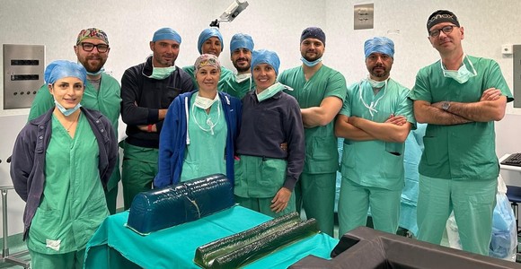 L'équipe che ha eseguito il delicato intervento L'équipe che ha eseguito il delicato intervento