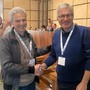 Stretta di mano 'benaugurale' tra il sindaco uscente, Gianni Nuti e il candidato Raffaele Rocco