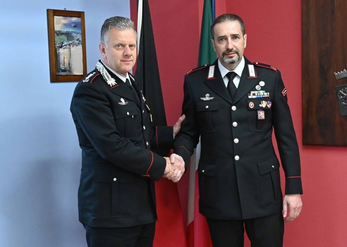 Il colonello Livio Propato accoglie il maresciallo maggiore  Roberto Nossein al comando della Stazione