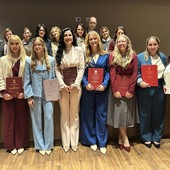 in prima fila da sinistra le laureate Elodie Gard, Nicole Manella, Giulia Lanaro, Gina Crihana, Fabiola Zola, Alessandra Comin, Lucia Brunzu e Laura Gagliotti
