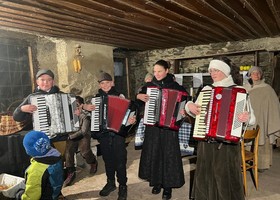 Un momento gioioso in una delle tante Veillà organizzate in Valle (cliccare sull'immagine per avviare la gallery)