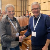 Stretta di mano 'benaugurale' tra il sindaco uscente, Gianni Nuti e il candidato Raffaele Rocco