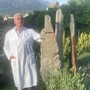 Il dottor Andrea Nicola nel suo 'giardino' di erbe e spezie di montagna (cliccare sull'immagine per avviare la minigallery)