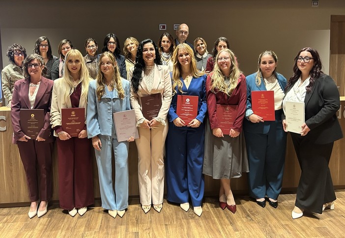 in prima fila da sinistra le laureate Elodie Gard, Nicole Manella, Giulia Lanaro, Gina Crihana, Fabiola Zola, Alessandra Comin, Lucia Brunzu e Laura Gagliotti in prima fila da sinistra le laureate Elodie Gard, Nicole Manella, Giulia Lanaro, Gina Crihana, Fabiola Zola, Alessandra Comin, Lucia Brunzu e Laura Gagliotti