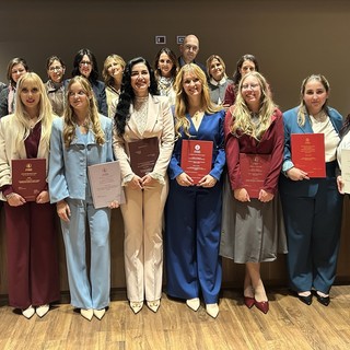 in prima fila da sinistra le laureate Elodie Gard, Nicole Manella, Giulia Lanaro, Gina Crihana, Fabiola Zola, Alessandra Comin, Lucia Brunzu e Laura Gagliotti