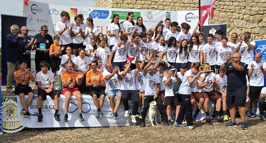 La 'truppa' dell'Orange Bike Team La 'truppa' dell'Orange Bike Team