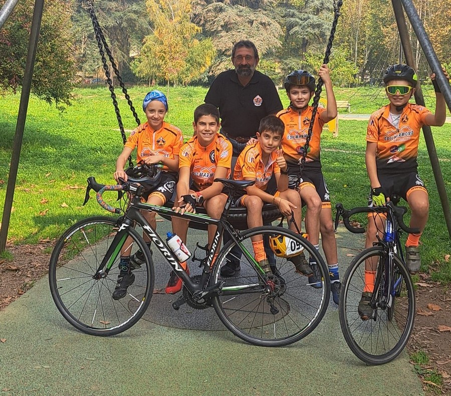 Orange bike: da sn, Brunet, Julien e  Mathis Marchi, Pession, Leo con il tecnico philip balestrini
