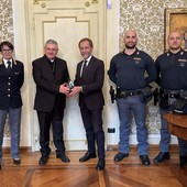 Dal Questore di Aosta l'olio del Giardino della Memoria al Vescovo Lovignana