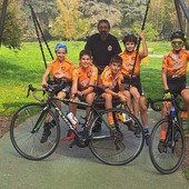 Orange bike: da sn, Brunet, Julien e  Mathis Marchi, Pession, Leo con il tecnico philip balestrini