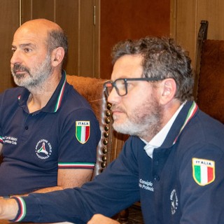 Il sindaco di Saint-Marcel, Andrea Bionaz, insieme a un agente forestale sul ponte che attraversa la Dora Baltea