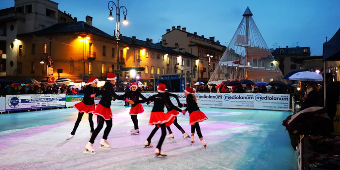 Aosta, in piazza Narbonne la pista di pattinaggio natalizia
