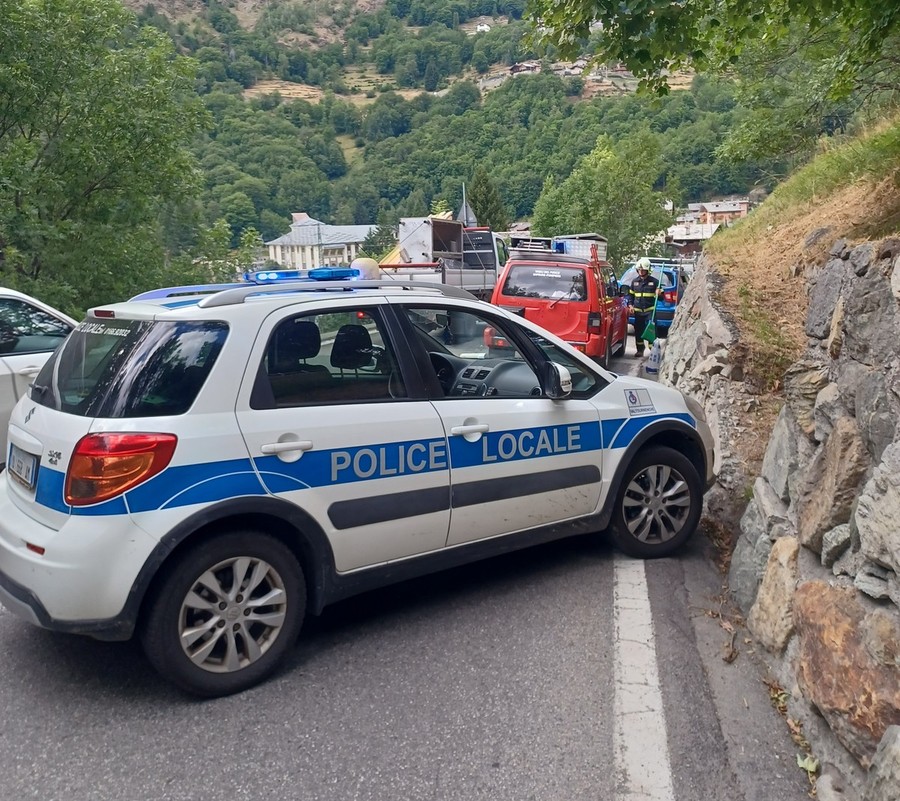 Polizia locale di Valtournenche impegnata nei rilievi di un incidente