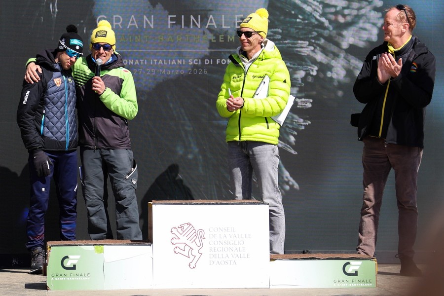 Federico Chicco Pellegrino sul palco, emozionato e circondato dall'affetto di collaboratori, tifosi e amici (photo credit Emma Paillex) Federico Chicco Pellegrino sul palco, emozionato e circondato dall'affetto di collaboratori, tifosi e amici (photo credit Emma Paillex)