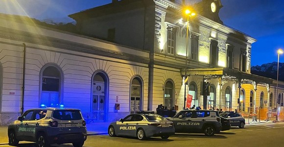 Aosta, giovane con un coltello nel marsupio denunciato dalla polizia
