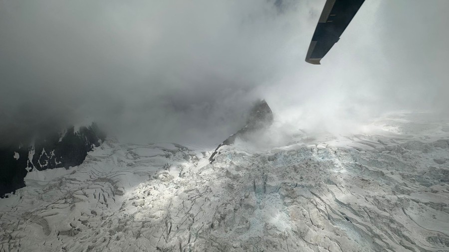 Due alpinisti bloccati da ore a oltre 4.000 metri sul Bianco