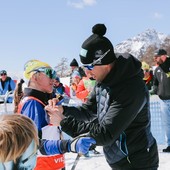 Chicco firma i pettorali al traguardo (photo credit Emma Paillex)