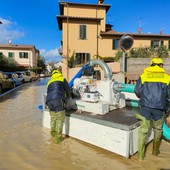 Al lavoro la Protezione civile giunta ieri nella Toscana alluvionata