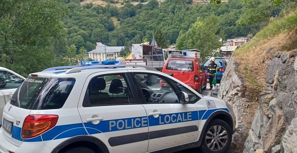 Polizia locale di Valtournenche impegnata nei rilievi di un incidente (foto d'archivio)