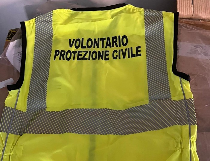 Giubbotti della Protezione civile rubati; i carabinieri li ritrovano nel cantiere della ferrovia Aosta-Ivrea, denunciato un operaio per ricettazione