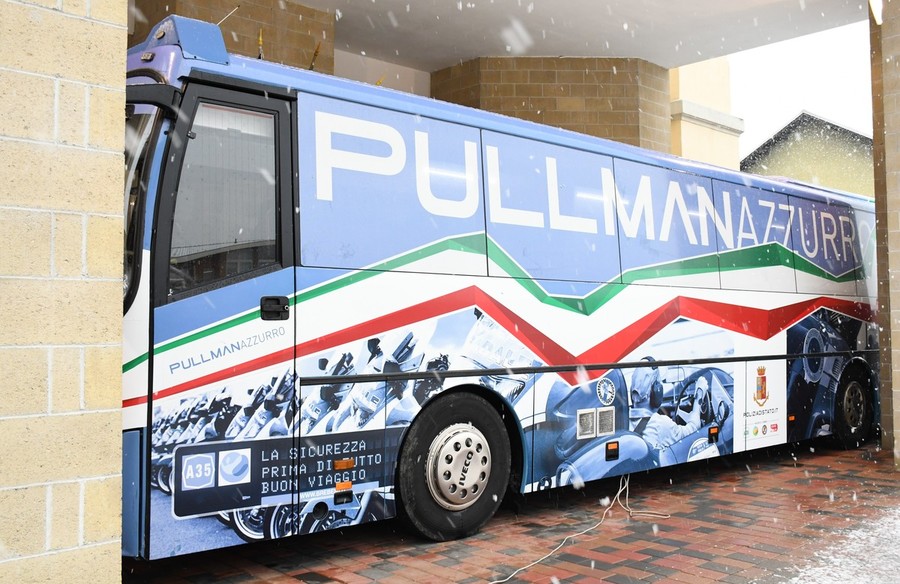 Il 'Pullman Azzurro' della polizia stradale a Verres per educare alle 'buone pratiche' stradali