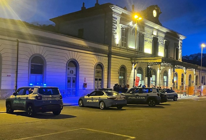 Aosta, giovane con un coltello nel marsupio denunciato dalla polizia