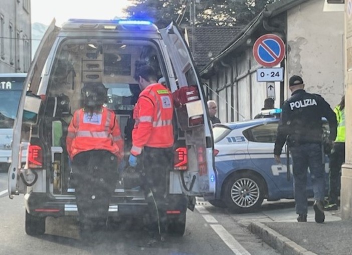 Aosta: trovato ferito e incosciente in mezzo alla strada, indaga la polizia Aosta: trovato ferito e incosciente in mezzo alla strada, indaga la polizia