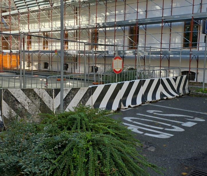 Aosta, via Pollio Salimbeni chiusa con i jersey in cemento Aosta, via Pollio Salimbeni chiusa con i jersey in cemento